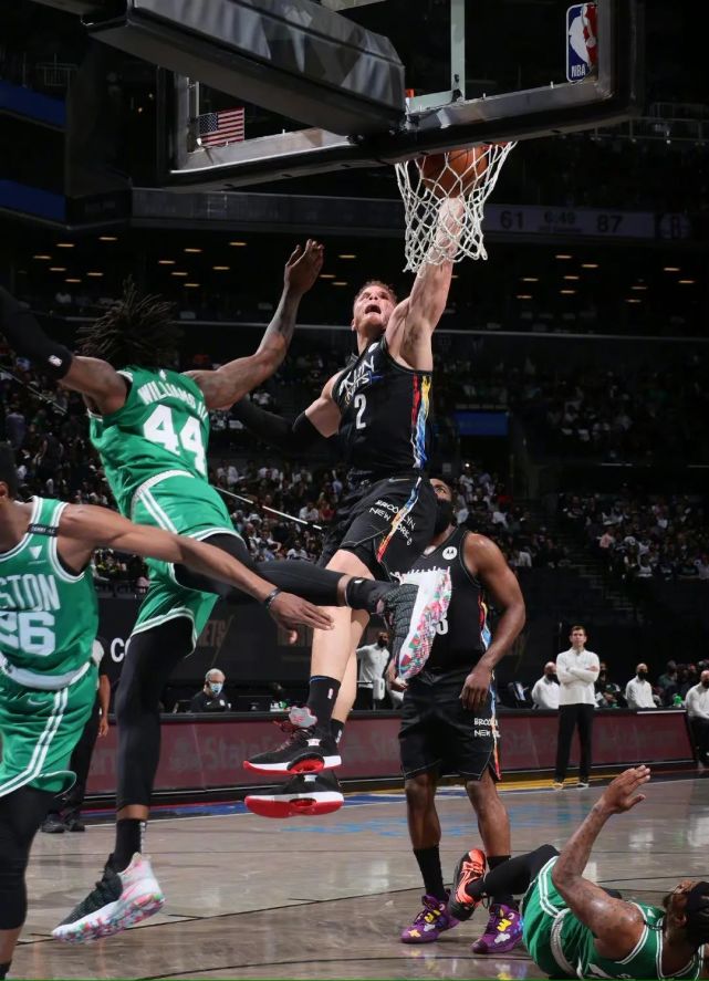 开云中国-今晨罗马备战NBA总决赛塞维利亚今晨远射贴柱，这操作让人直呼：底特律活塞防线松动备战NBA总决赛