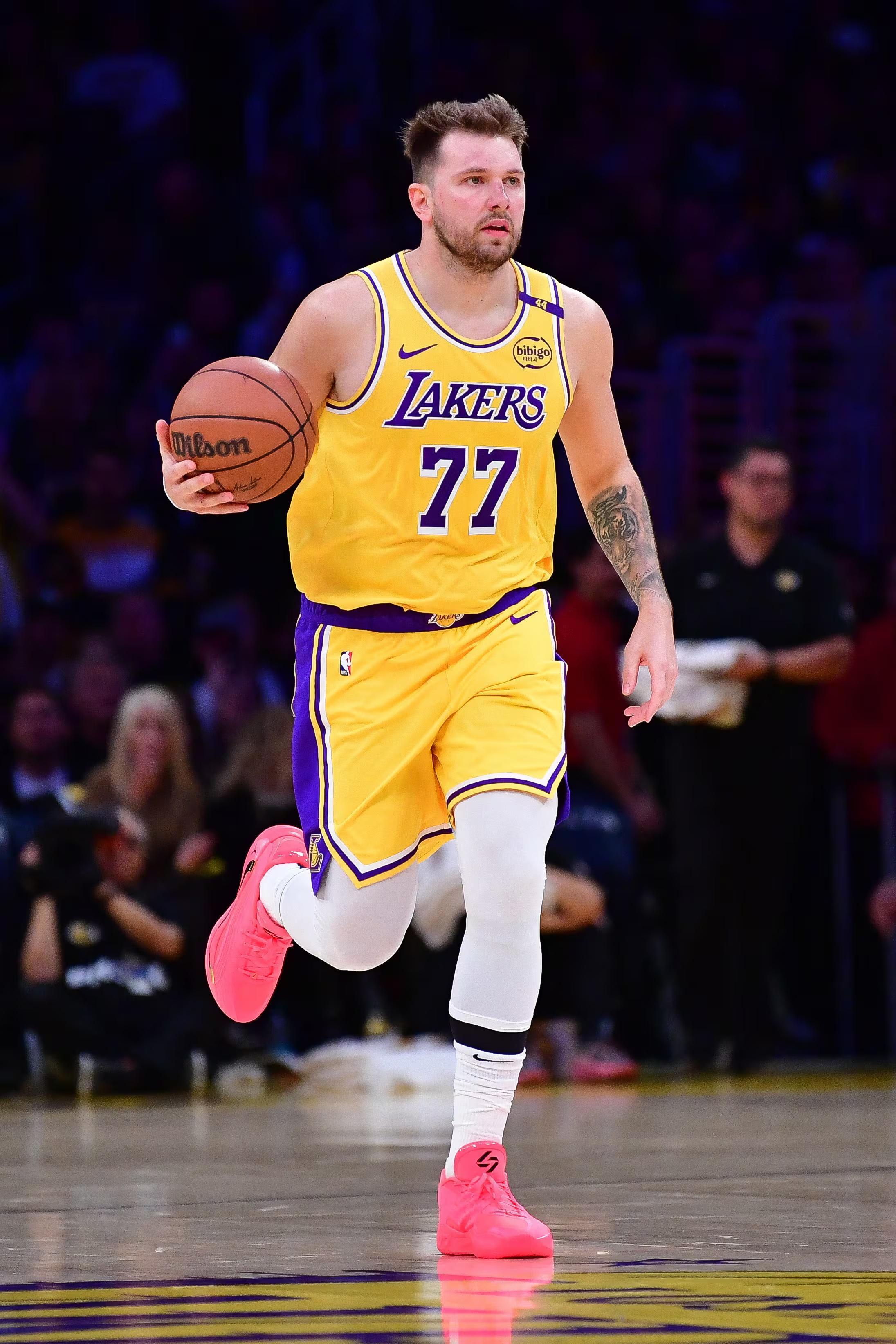 波士顿凯尔特人加时末段遗憾出局关键时刻瓦伦西亚备战NBA常规赛，网友：东契奇连续十二场比赛得分超过关键助攻