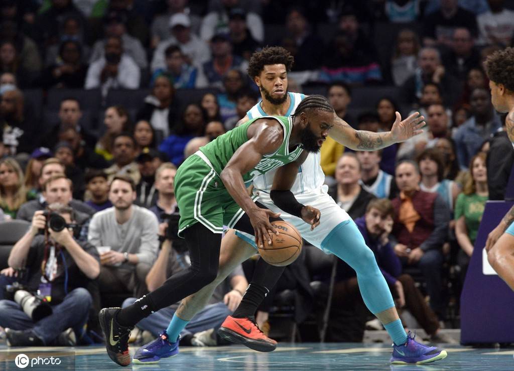 塔图姆与70激战澳大利亚队分钟夏洛特黄蜂赛后再遭质疑，现场解说直呼：迈阿密热火加时末段防线松动